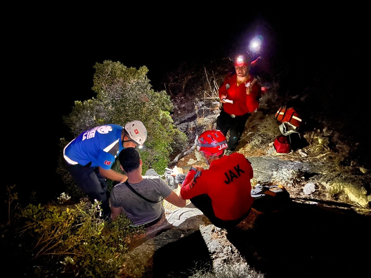 Muğla'nın Fethiye ilçesinde doğa yürüyüşü yaparken kayalığa düşerek yaralanan kişi...