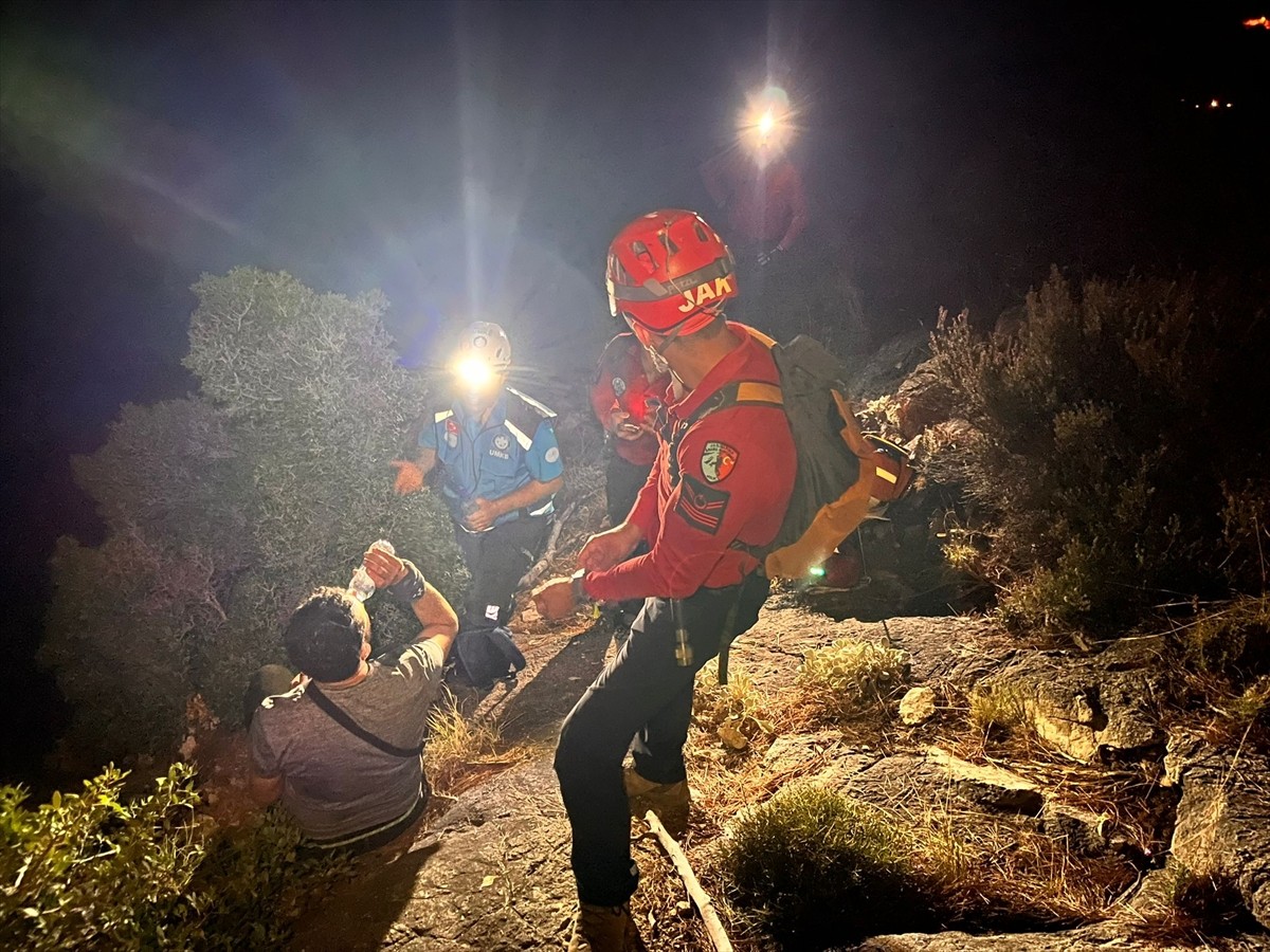 Muğla'nın Fethiye ilçesinde doğa yürüyüşü yaparken kayalığa düşerek yaralanan kişi...