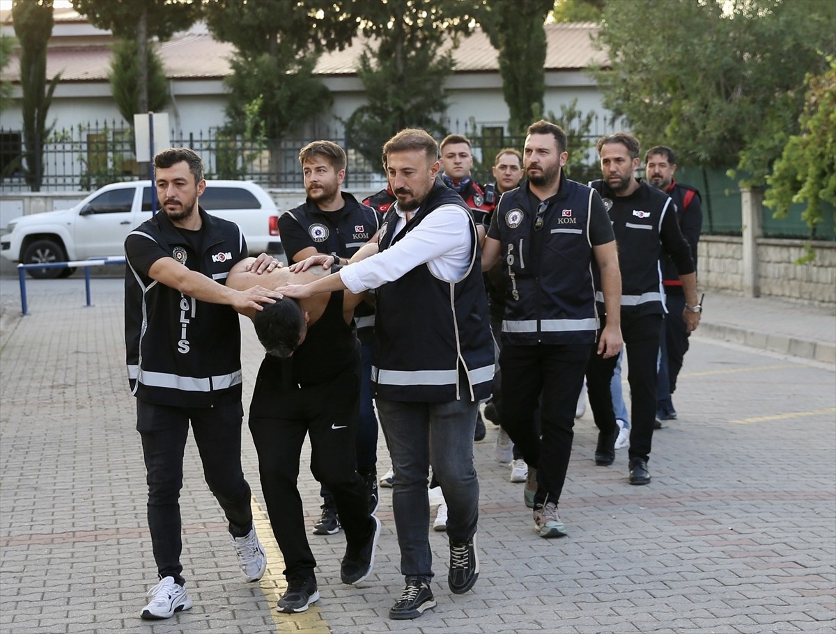 Muğla'nın Fethiye ilçesinde düzenlenen uyuşturucu operasyonunda polise ateş açan 2 şüpheli...