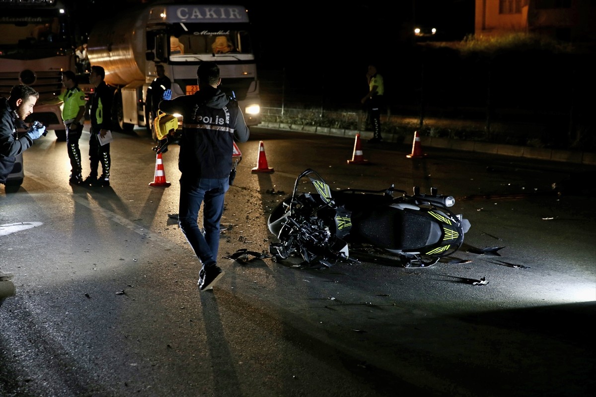 Muğla'nın Fethiye ilçesinde iş makinesiyle çarpışan motosikletin sürücüsü yaşamını...