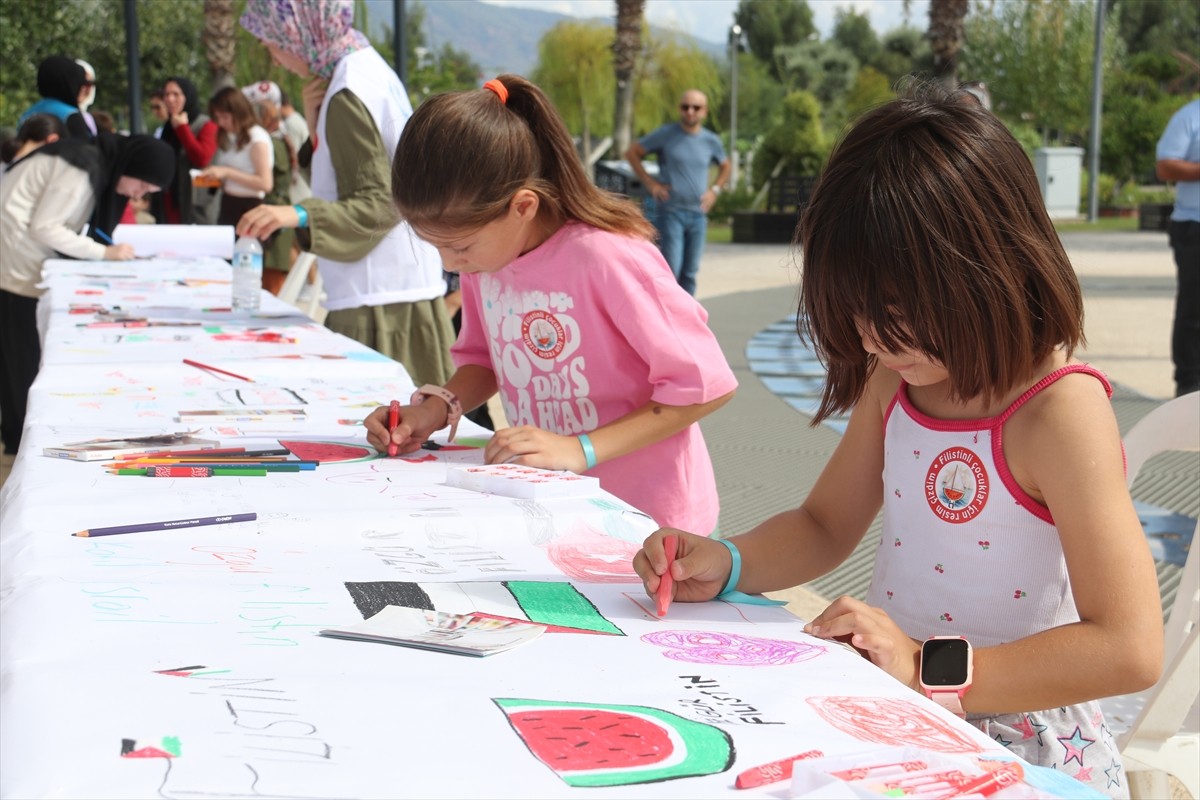 Muğla'nın Fethiye ilçesinde, İsrail'in Gazze'ye yönelik saldırılarını protesto etmek ve Gazzeli...