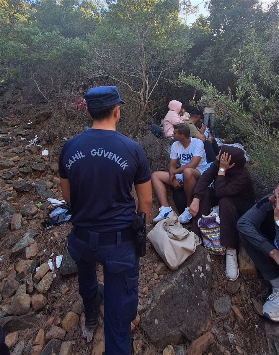 Muğla'nın Fethiye ilçesindeki bir koyda, 59 düzensiz göçmen yakalandı. Düzensiz göçmenler...
