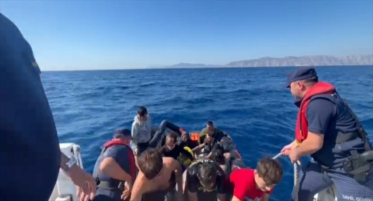 Muğla'nın Marmaris ilçesi açıklarında 22 düzensiz göçmen kurtarıldı.