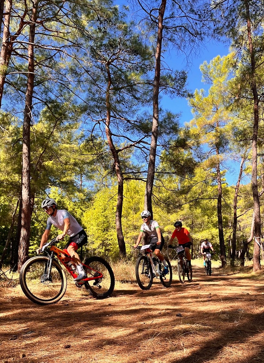 Muğla'nın Marmaris ilçesinde 2'ncisi düzenlenen Marmaris Amatör Dağ Bisikleti Yarışları...