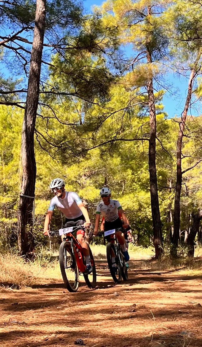 Muğla'nın Marmaris ilçesinde 2'ncisi düzenlenen Marmaris Amatör Dağ Bisikleti Yarışları...