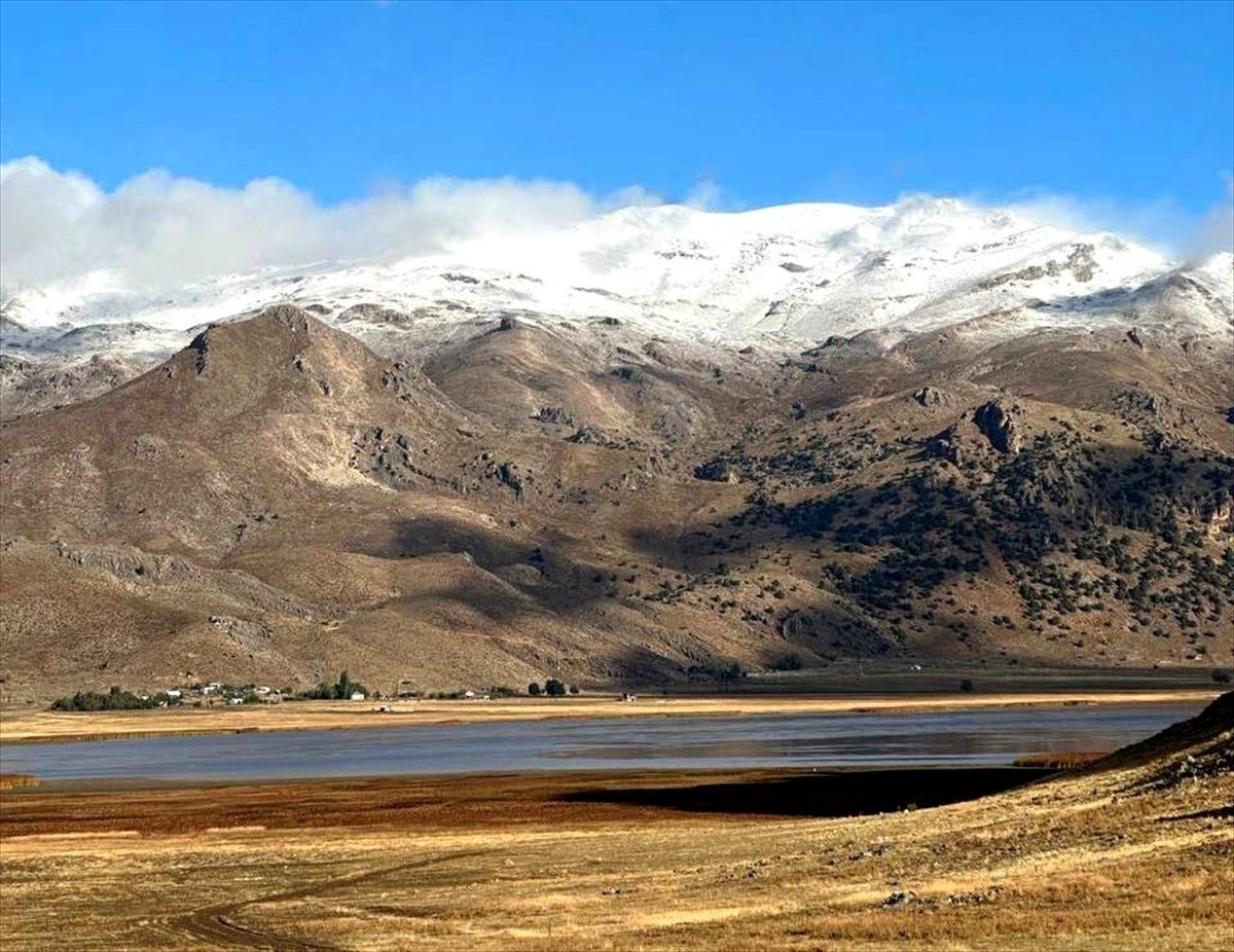 Muğla'nın Seydikemer ilçesindeki Girdev Yaylası’na mevsimin ilk karı düştü.  