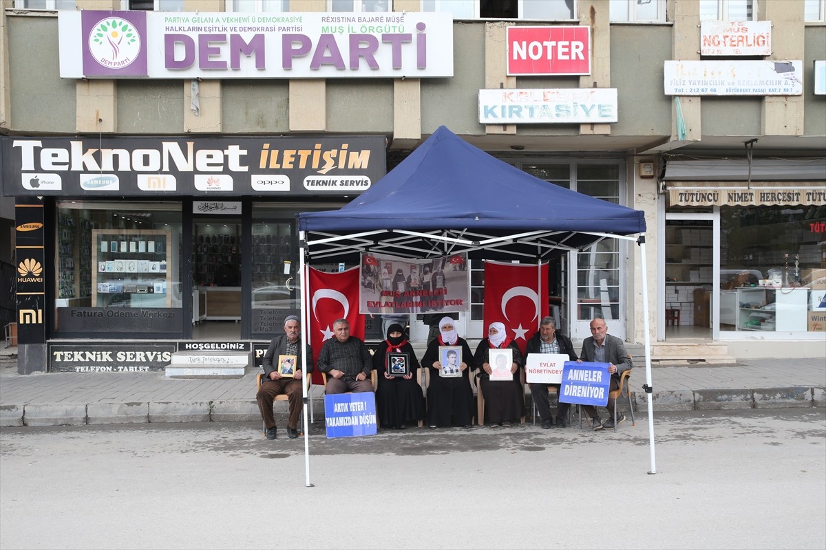 Muş'ta çocukları terör örgütü PKK tarafından kaçırılan aileler, DEM Parti İl Başkanlığı binası...