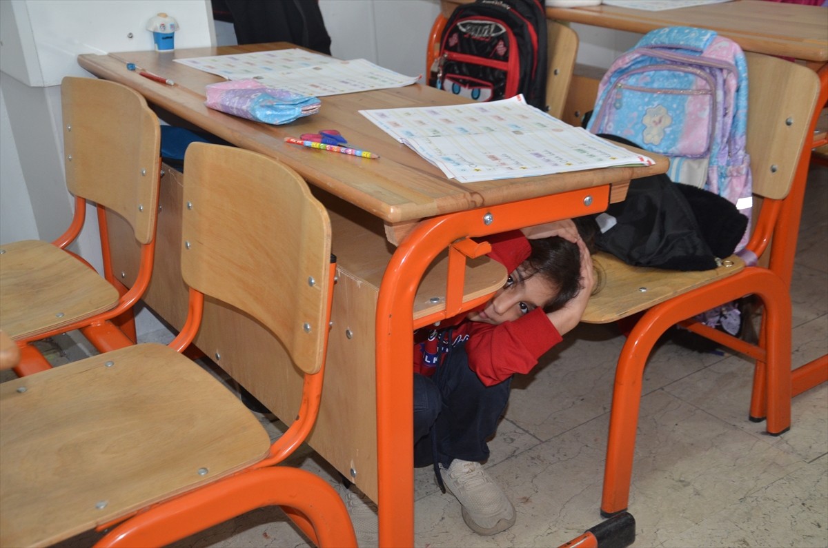 Muş'taki okullarda Milli Eğitim Bakanlığının "Afetler ve Dayanıklılık Ayı" etkinlikleri kapsamında...