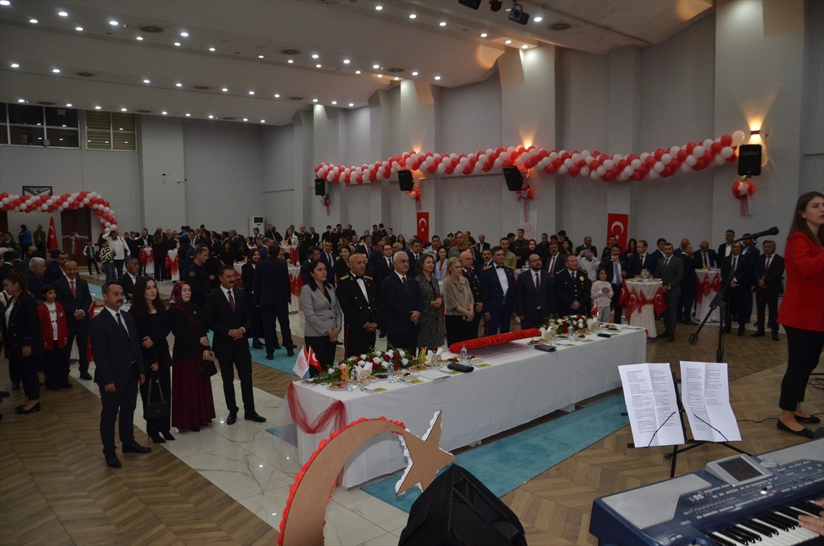 Muş Valiliği 29 Ekim Cumhuriyet Bayramı dolayısıyla resepsiyon düzenledi. Öğretmenevindeki...