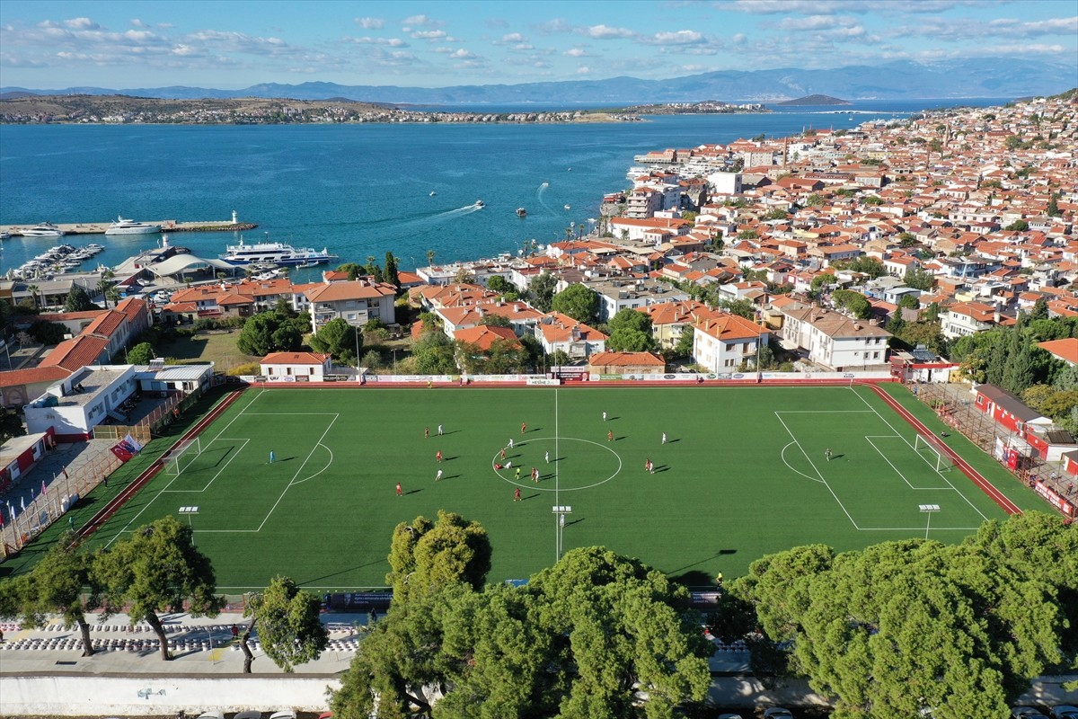 Nesine 3. Lig ekiplerinden Ayvalıkgücü Belediyespor'un maçlarını oynadığı, tribünlerinde ağaçlar...