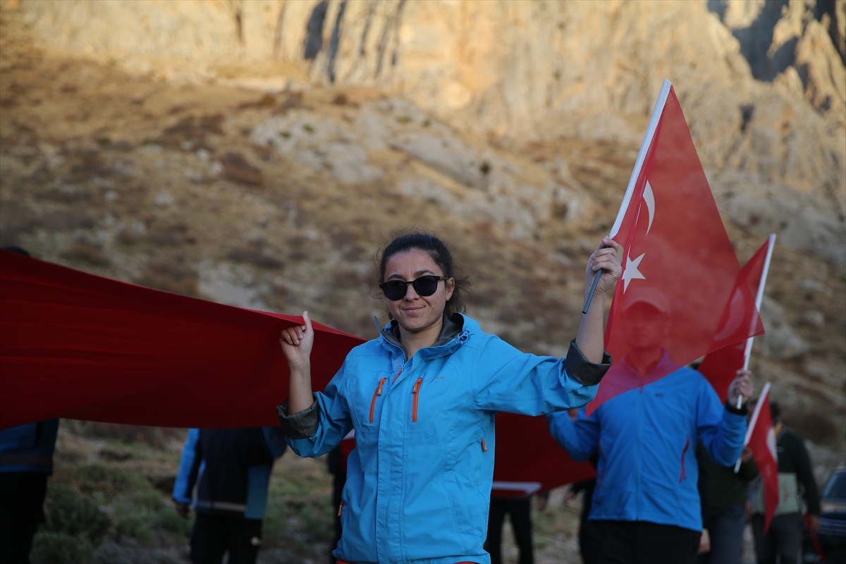 Niğde'de Cumhuriyet'in kuruluşunun 102. yılı dolayısıyla Aladağlar'daki Emler zirvesine...
