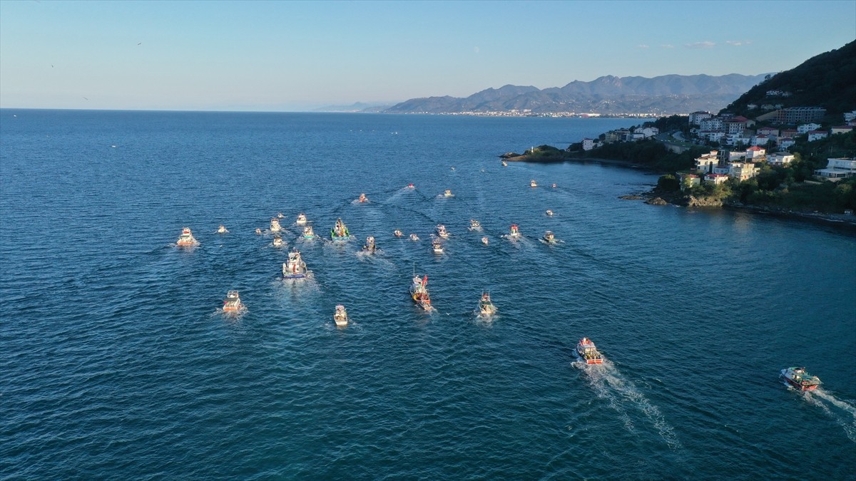 Ordu'da, Filistin ve Küresel Sumud Filosu'na destek amacıyla Türk ve Filistin bayraklarıyla...