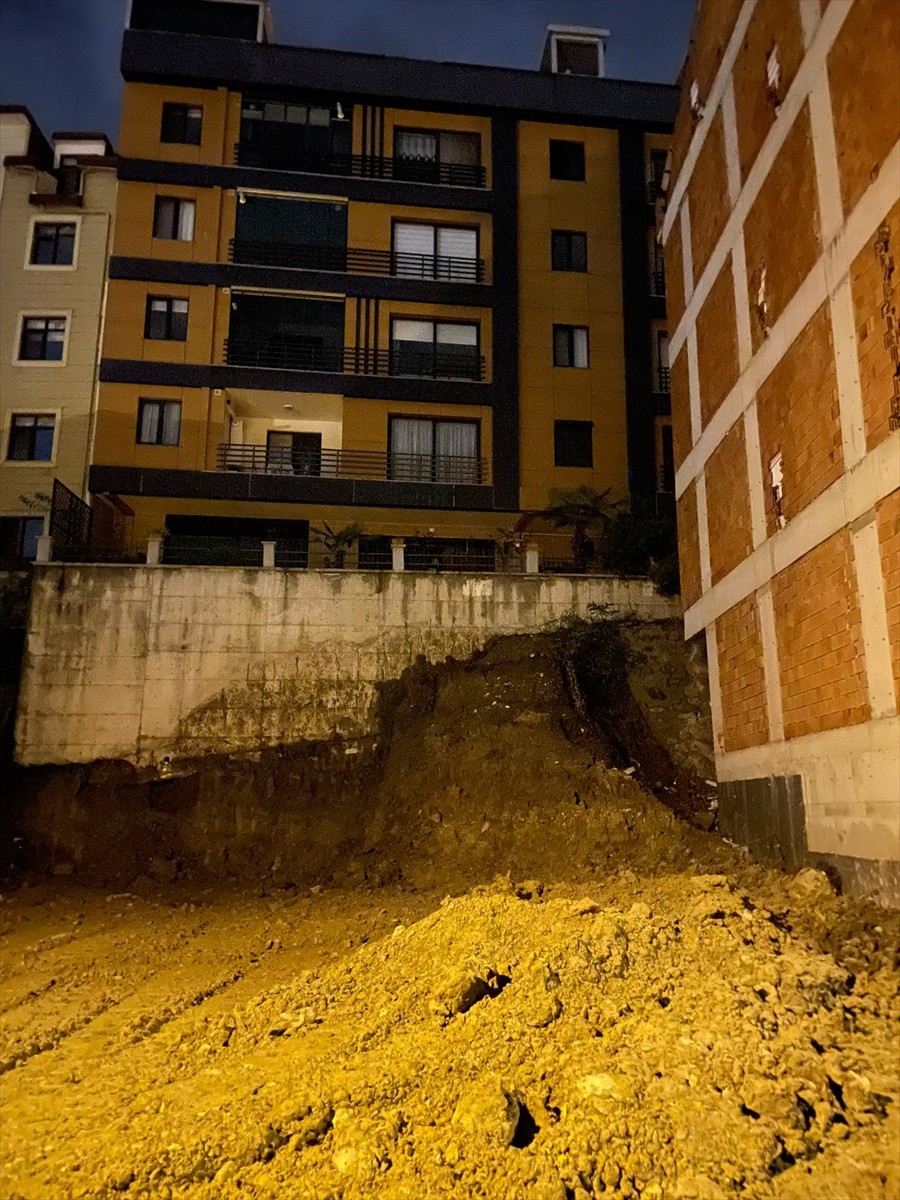 Ordu'nun Altınordu ilçesinde bir inşaatın temel kazısı sırasında hasar gören 2 bina tedbir amaçlı...