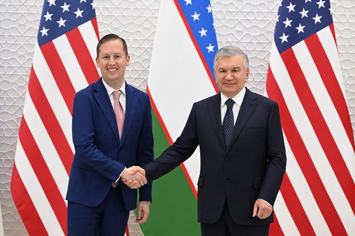 Özbekistan Cumhurbaşkanı Şevket Mirziyoyev (sağda), temaslarda bulunmak üzere ülkesinde bulunan...
