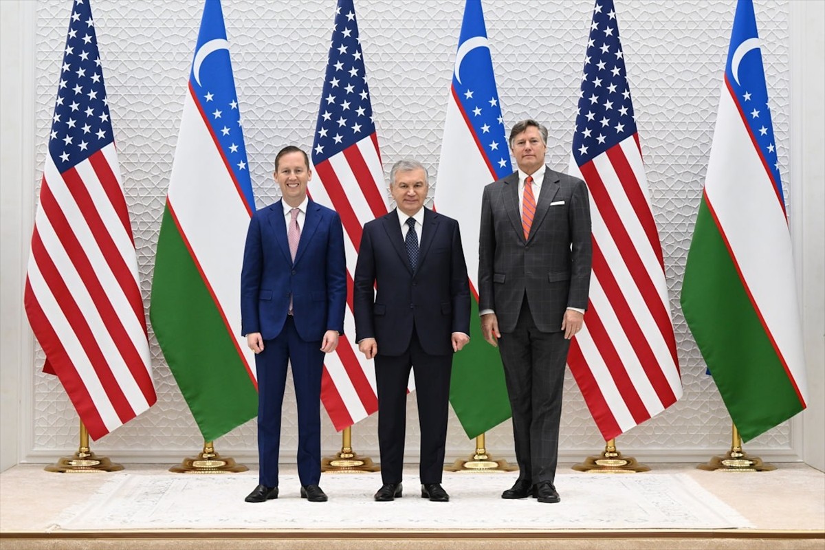 Özbekistan Cumhurbaşkanı Şevket Mirziyoyev (sağda), temaslarda bulunmak üzere ülkesinde bulunan...