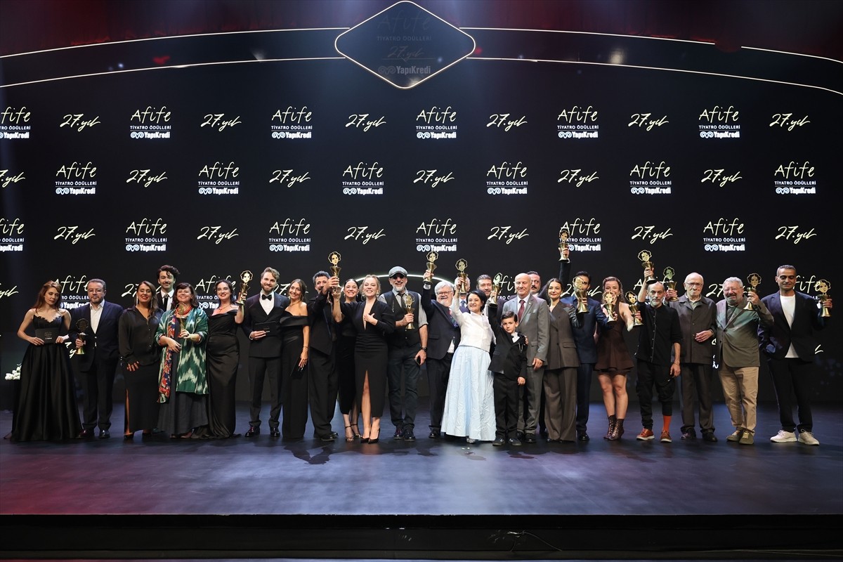 "27. Yapı Kredi Afife Tiyatro Ödülleri", Haliç Kongre Merkezi’nde düzenlenen törenle sahiplerine...