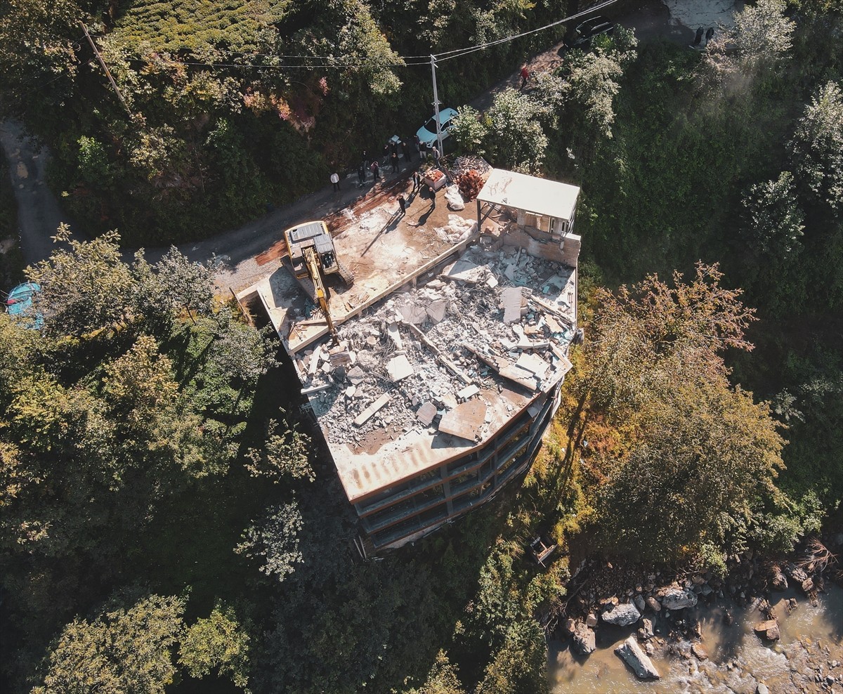 Rize'de Fırtına Vadisi üzerindeki izinsiz ve taşkın riski altındaki yapılar yıkılıyor.