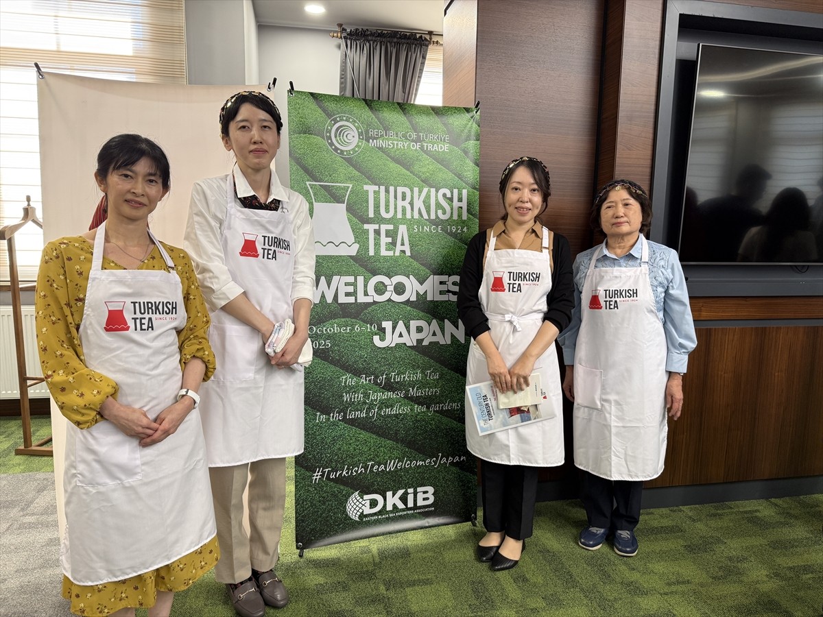 Rize'de "Türk Çayı Japonya'yı Ağırlıyor" programı kapsamında "Ustaların düellosu-Türk çayı demleme...