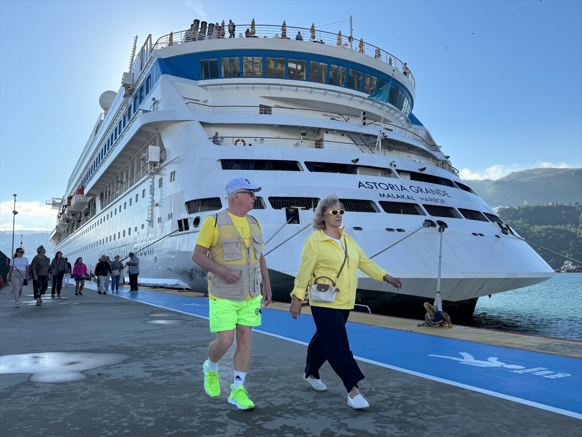 Rusya'nın Soçi kentinden hareket eden "Astoria Grande" adlı kruvaziyer, Amasra Limanı'na...