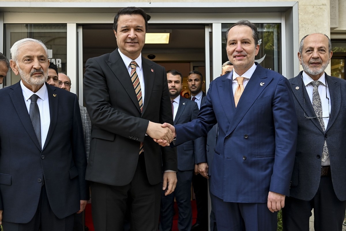 Saadet Partisi Genel Başkanı Mahmut Arıkan (sol 2), Yeniden Refah Partisi Genel Başkanı Fatih...