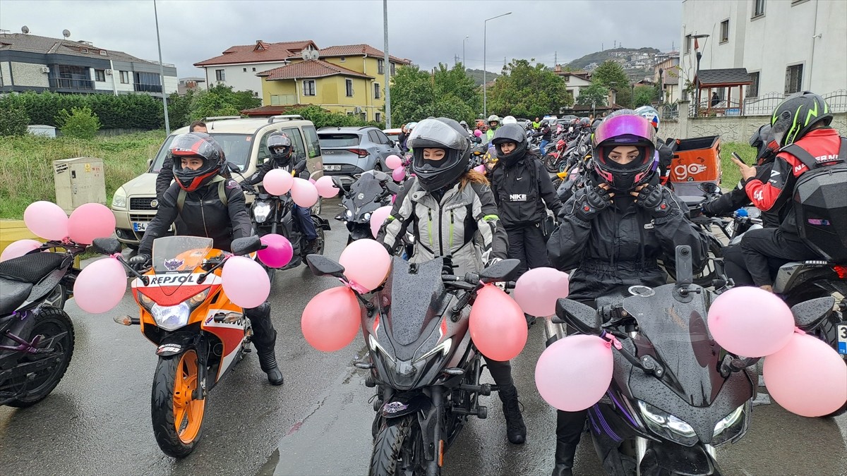  Sakarya'nın Serdivan ilçesinde bir araya gelen motosiklet tutkunları, meme kanseri farkındalık...