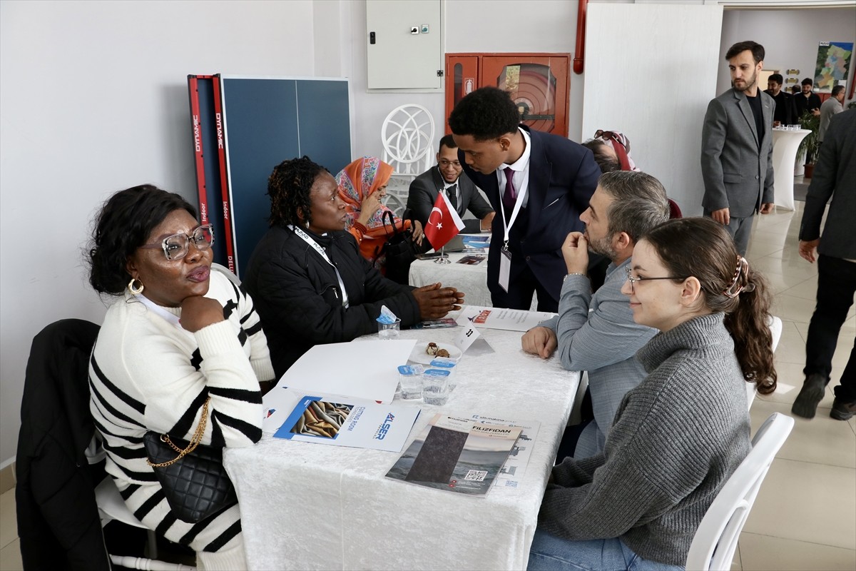 Sakaryalı iş insanları, Afrika'dan gelen heyetle ikili iş görüşmeleri gerçekleştirdi. Müstakil...
