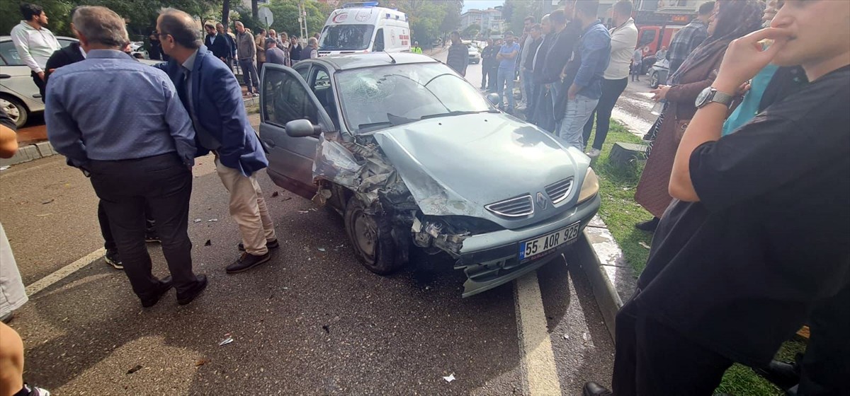 Samsun'un Atakum ilçesinde iki otomobilin çarpışması sonucu 1'i yaya 3 kişi yaralandı. Kaza yerine...