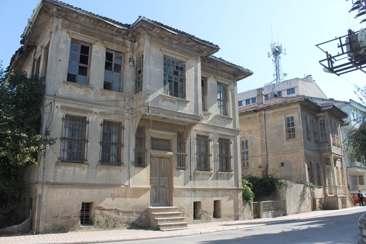 Samsun'un Bafra ilçesinde belediye tarafından kamulaştırılan iki tarihi binada ilerleyen süreçte...