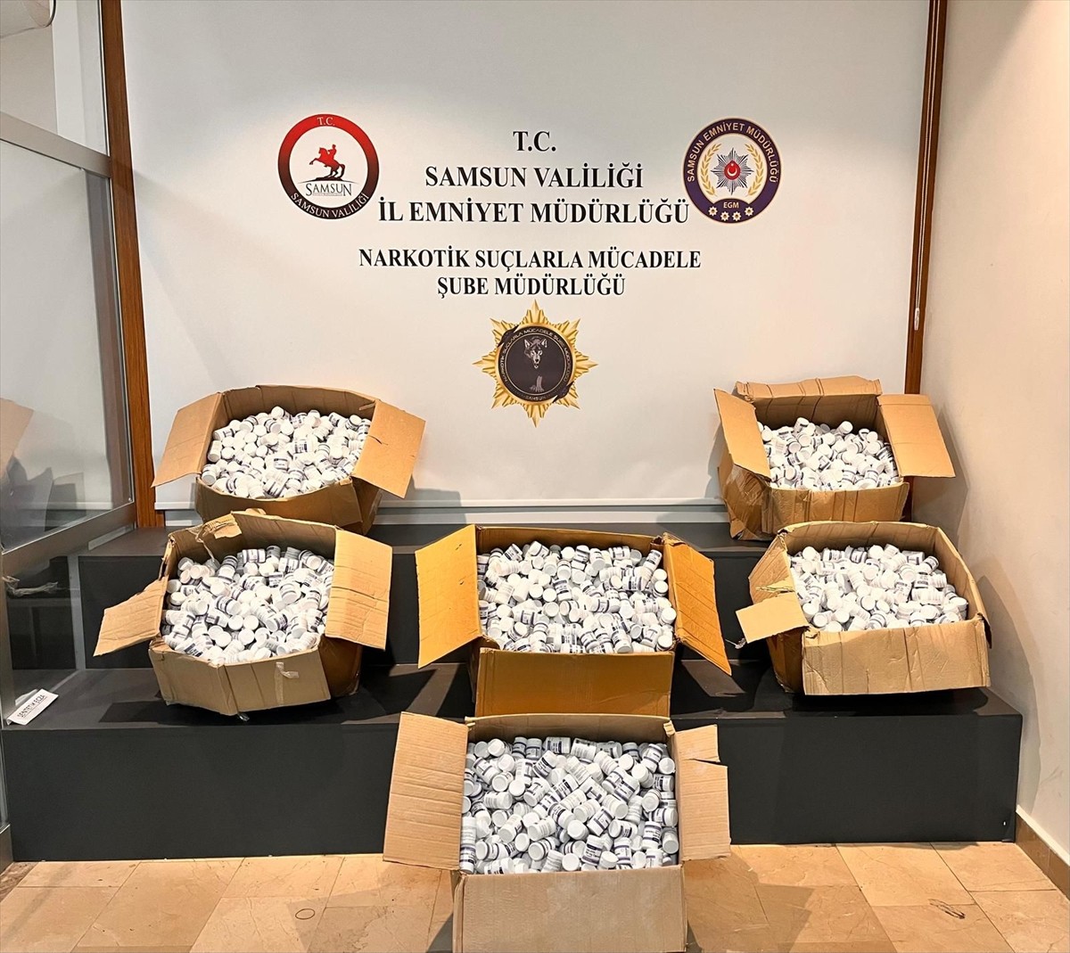 Samsun'un İlkadım ilçesinde düzenlenen uyuşturucu operasyonunda tıra gizlenmiş 153 bin 615...
