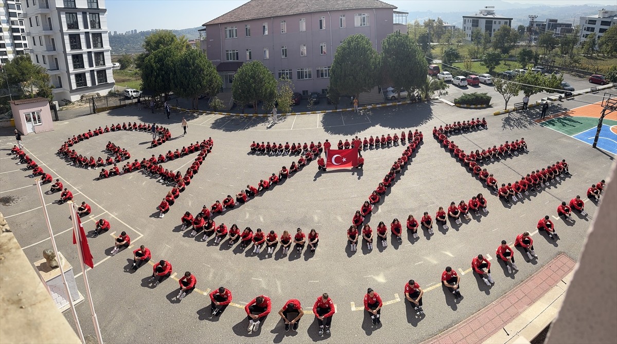Samsun'un İlkadım ilçesinde lise öğrencileri, "Gazze" koreografisi oluşturdu.