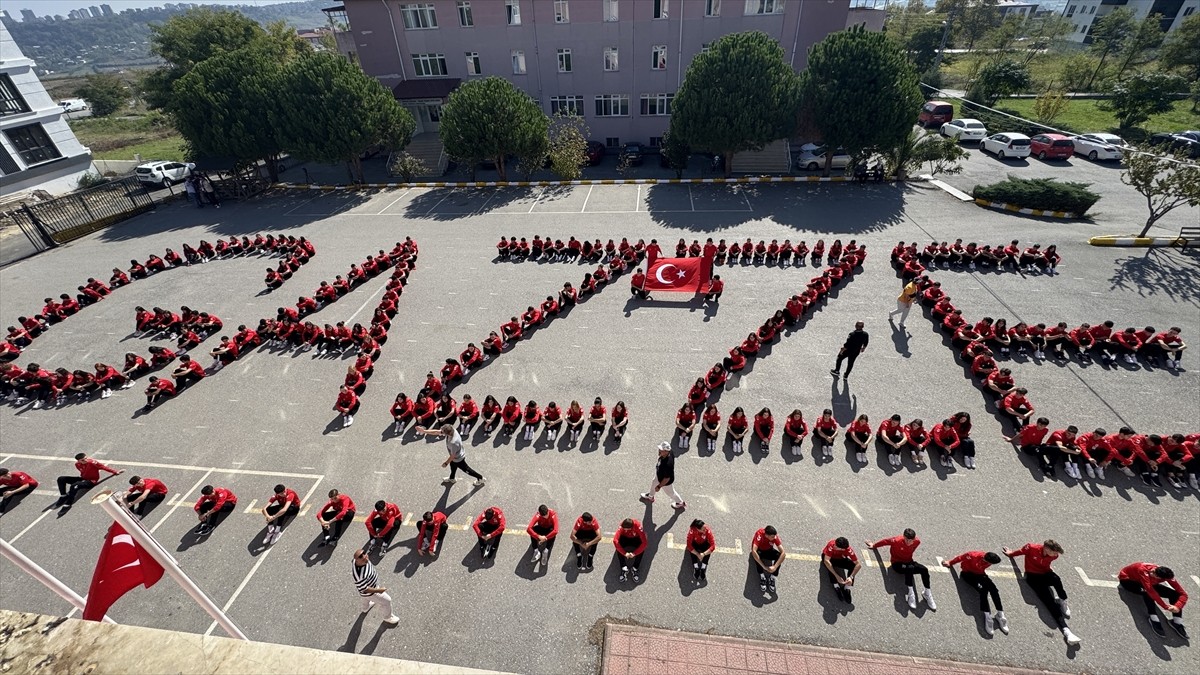Samsun'un İlkadım ilçesinde lise öğrencileri, "Gazze" koreografisi oluşturdu.
