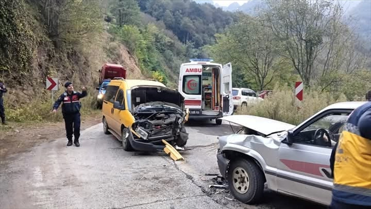 Samsun'un Salıpazarı ilçesinde hafif ticari araç ile otomobilin çarpışması sonucu 3 kişi...