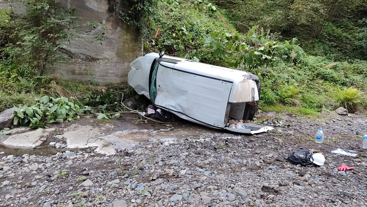 Samsun'un Salıpazarı ilçesinde hafif ticari aracın köprüden düşmesi sonucu 2 kişi...