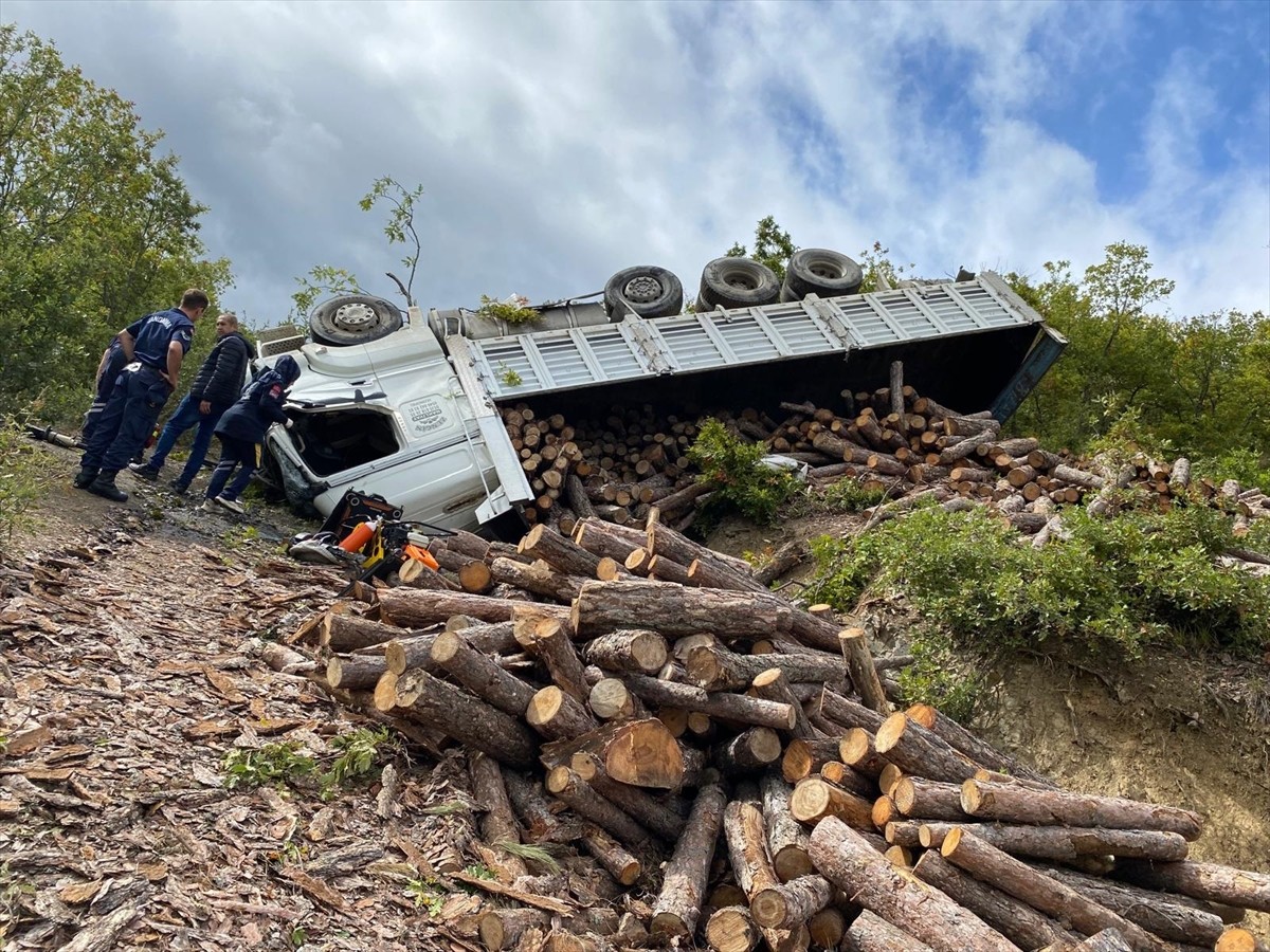  Samsun'un Vezirköprü ilçesinde odun yüklü kamyonun şarampole devrilmesi sonucu sürücü hayatını...