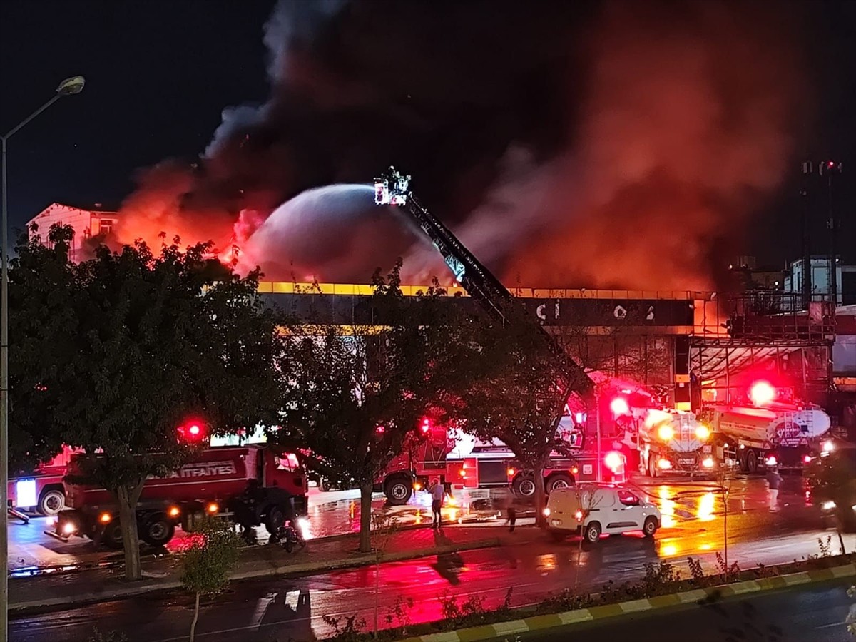 Şanlıurfa'nın Haliliye ilçesinde plastik malzeme satışı yapan iş yerinde çıkan yangın hasara yol...