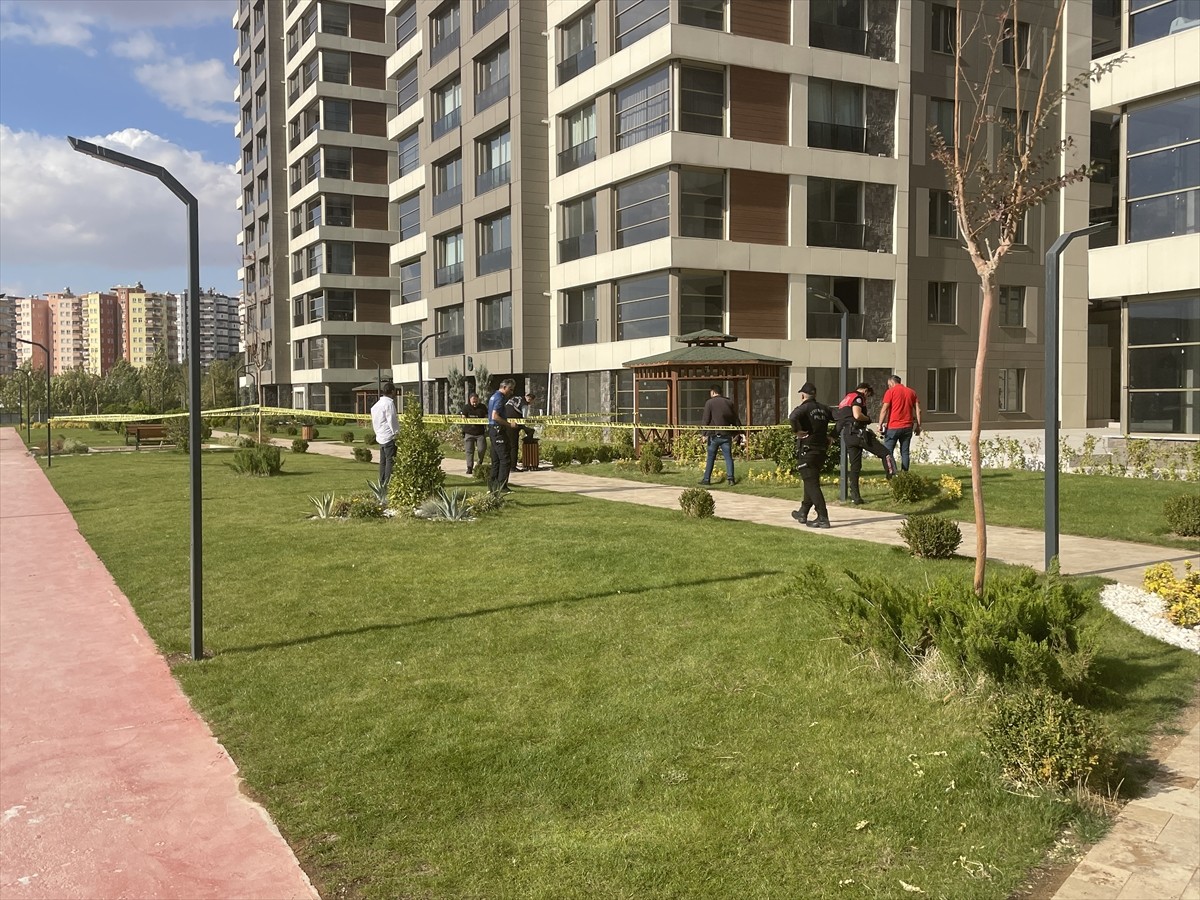 Şanlıurfa'nın merkez Karaköprü ilçesinde çıkan bıçaklı kavgada 9 kişi yaralandı. Polis ekipleri...