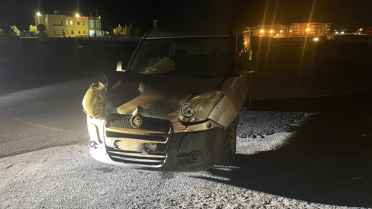 Şanlıurfa'nın Siverek ilçesinde polislerin bulunduğu araç ile otomobilin çarpışması sonucu 2'si...