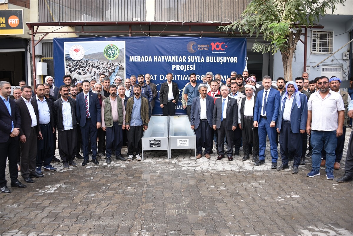 Şanlıurfa'nın Siverek ilçesinde, "Merada Hayvanlar Suyla Buluşuyor" projesi kapsamında 400...