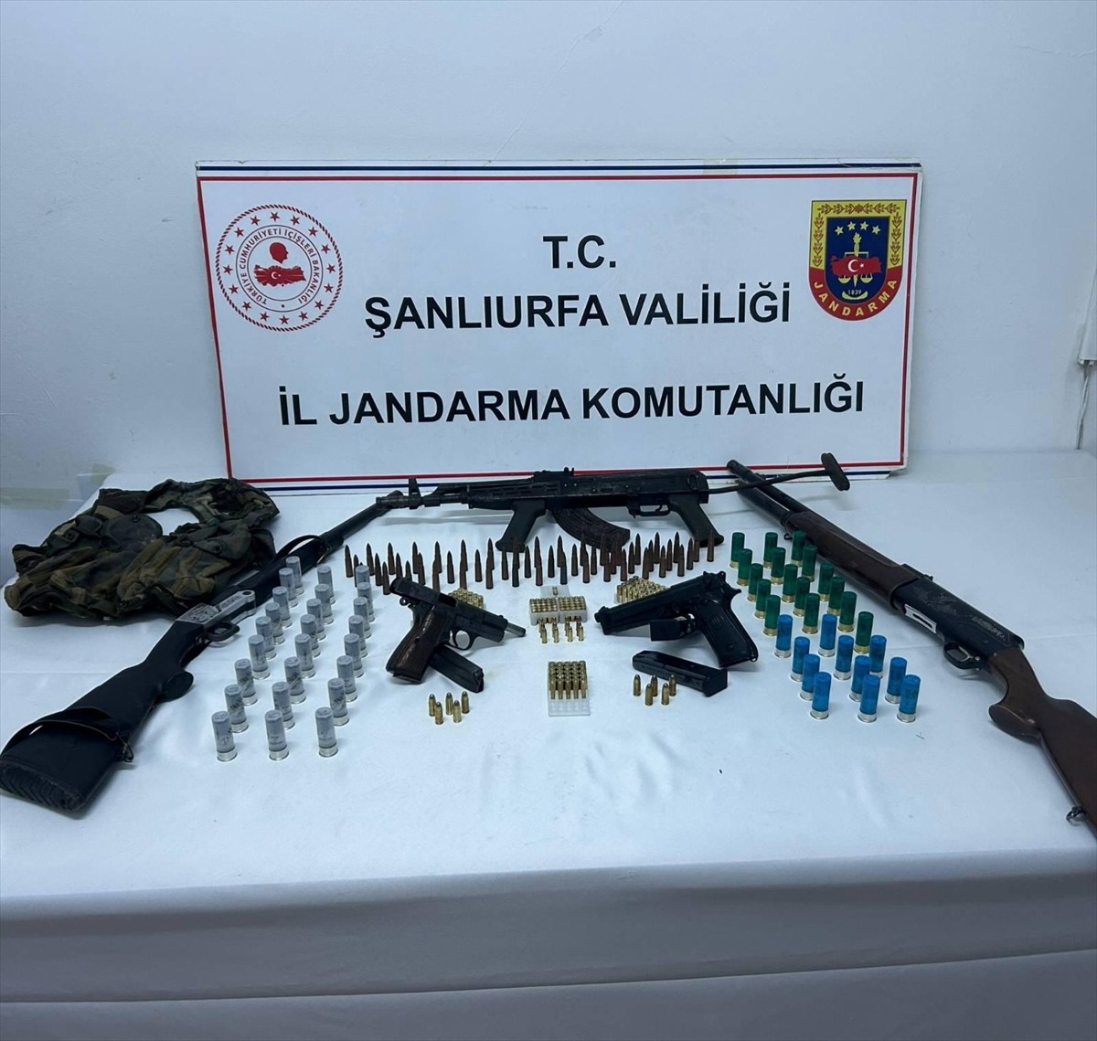 Şanlıurfa'nın Suruç ilçesinde düzenlenen silah kaçakçılığı operasyonunda 7 şüpheli gözaltına...