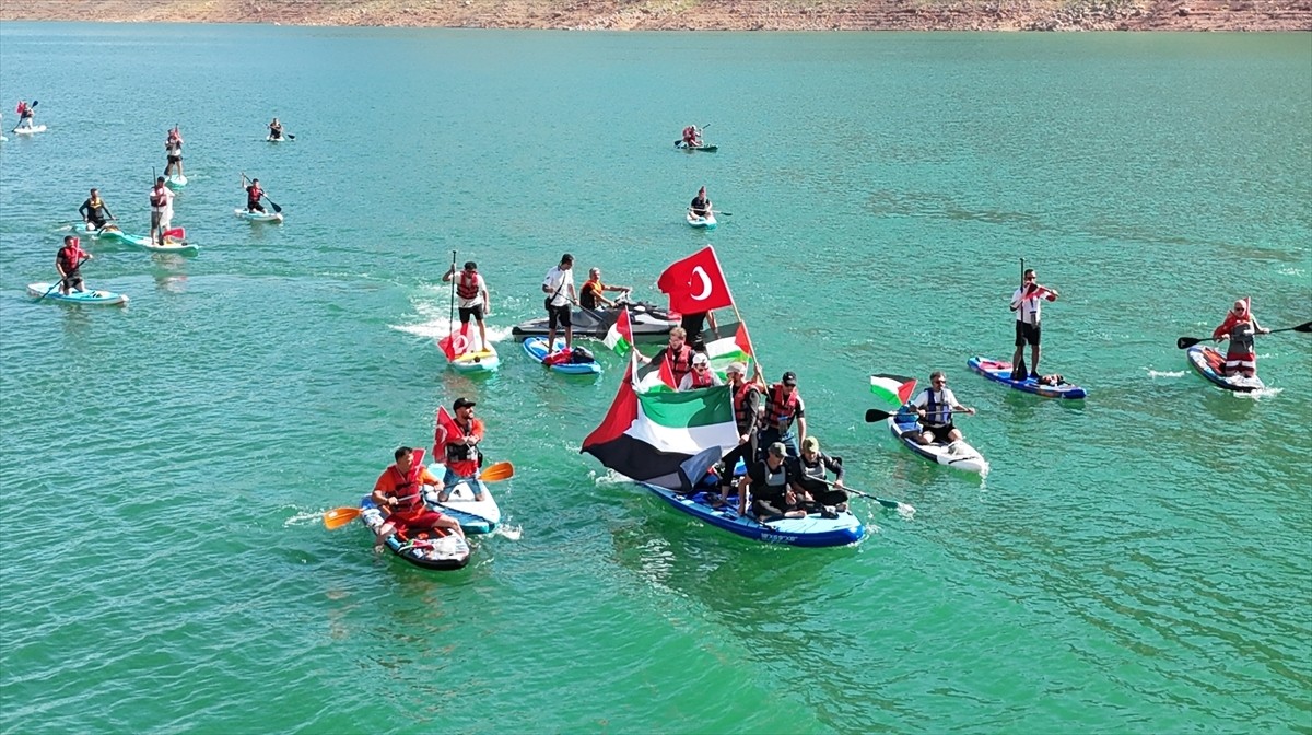 Siirt'te, Gazze'ye insani yardım ulaştırmak amacıyla yola çıkan ve İsrail'in saldırısına uğrayan...