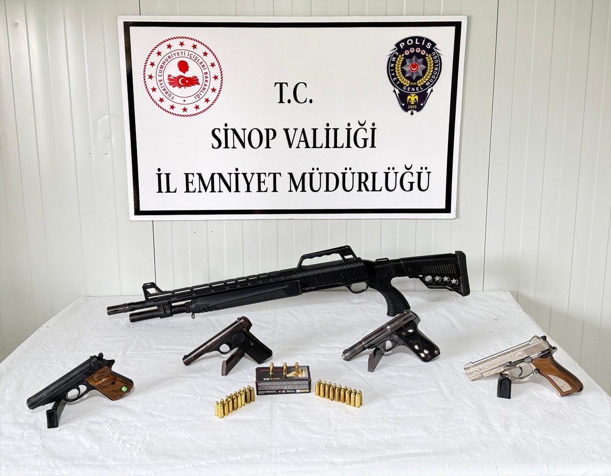 Sinop'un Boyabat ilçesinde düzenlenen silah kaçakçılığı operasyonunda 3 şüpheli gözaltına alındı....