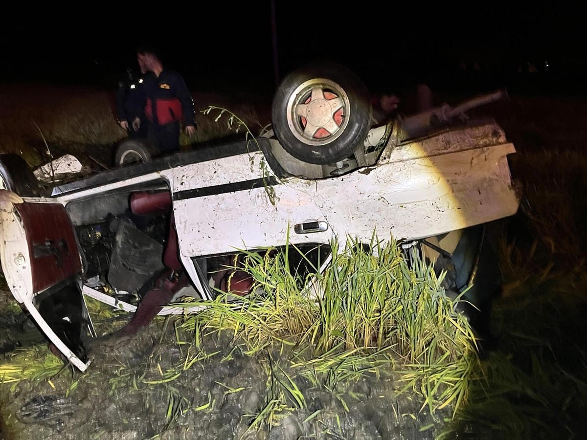 Sinop'un Boyabat ilçesinde otomobilin tarlaya devrilmesi sonucu 1 kişi öldü, 1 kişi...