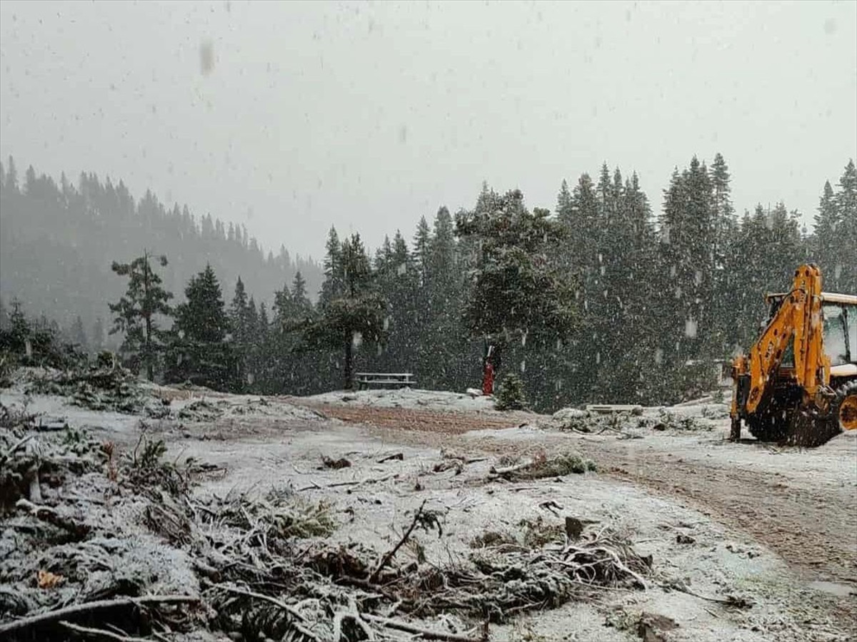 Sinop'un Türkeli ilçesindeki Hacıağaç Yaylası'na mevsimin ilk karı yağdı.