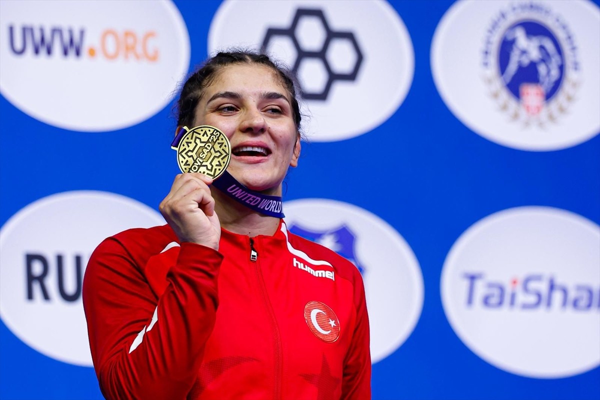 Sırbistan'da düzenlenen Dünya 23 Yaş Altı Şampiyonası'nda milli güreşçilerden Nesrin Baş altın...
