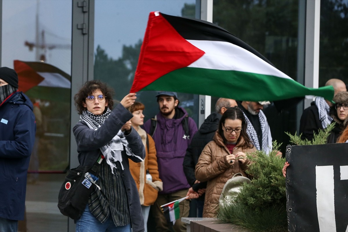 Sırbistan'ın başkenti Belgrad'da, İsrail'in Gazze'de 8 Ekim 2023'ten bu yana 2 yıldır devam...