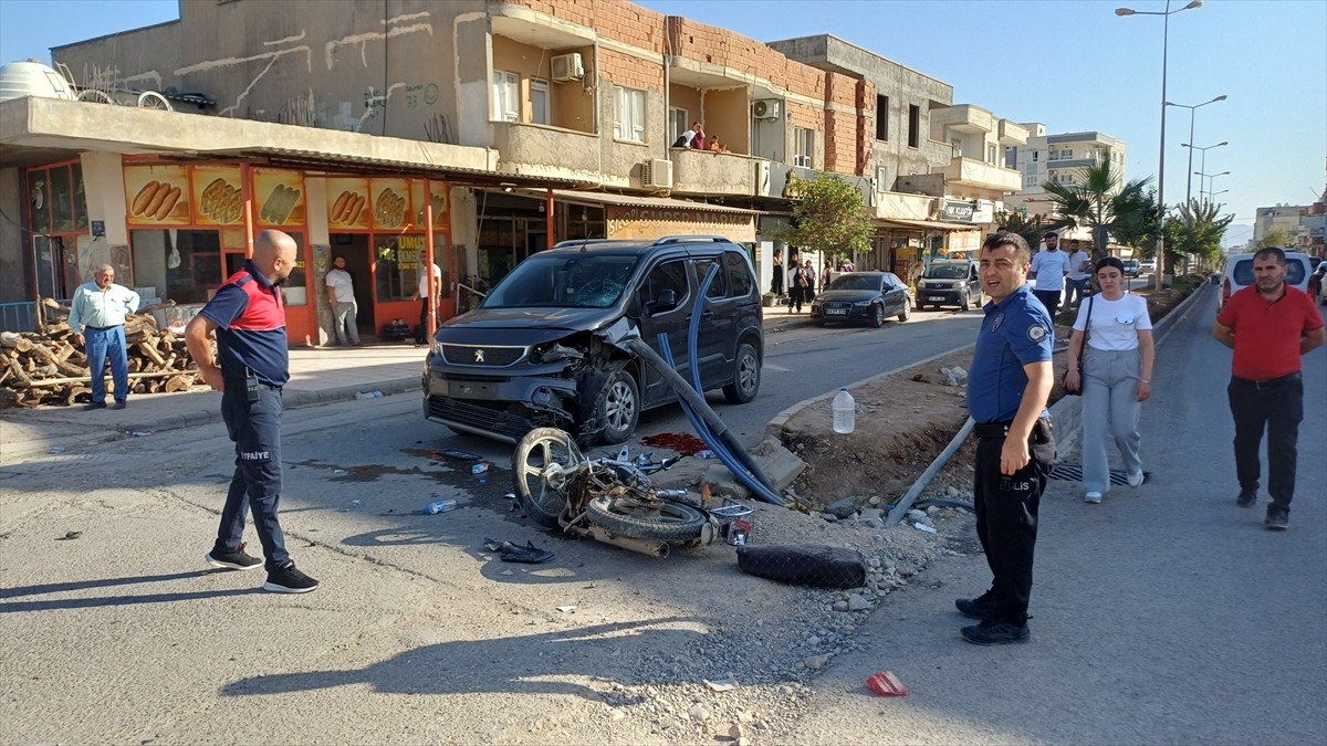 Şırnak'ın Silopi ilçesinde hafif ticari araç ile çarpışan motosikletin sürücüsü ağır...