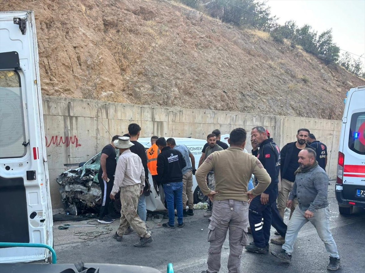 Şırnak'ın Uludere ilçesinde minibüs ile hafif ticari aracın çarpışması sonucu 2'si ağır 11 kişi...