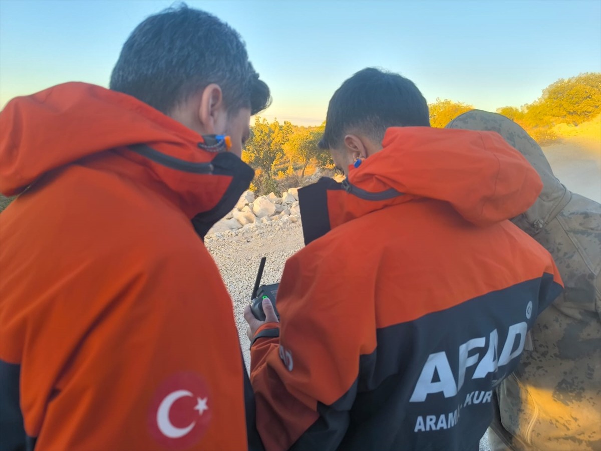 Şırnak'ta Gabar Dağı'nda yolunu kaybeden tır sürücüsü, AFAD ve jandarma ekiplerinin çalışması...