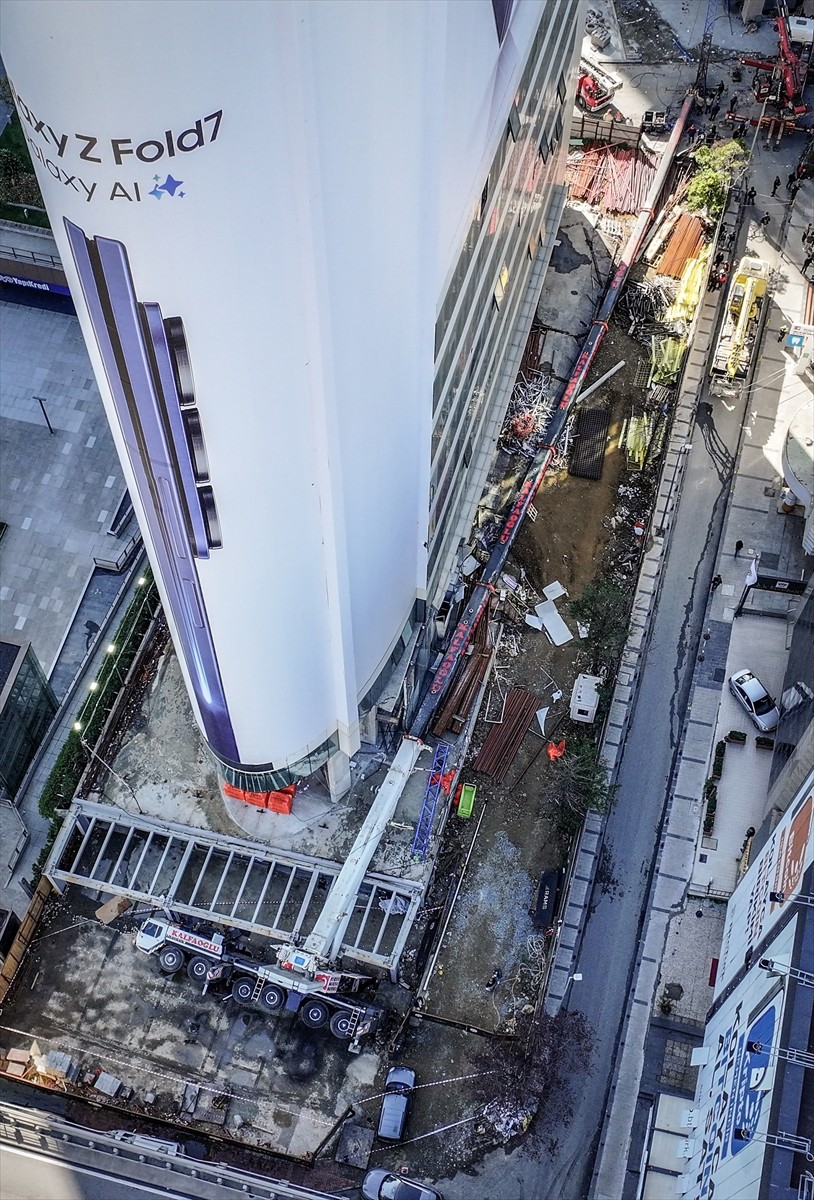 Şişli'de, kız öğrencilerin kaldığı yurt binasına devrilen vincin kolu, duvarın bir kısmını yıkarak...