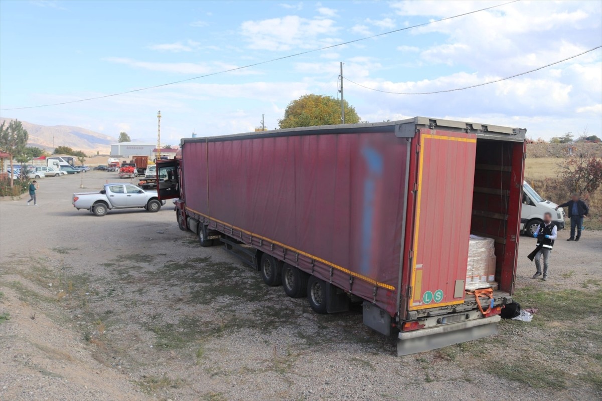 Sivas'ın Suşehri ilçesinde yurda yasa dışı yollarla girdiği belirlenen 8 yabancı uyruklu...